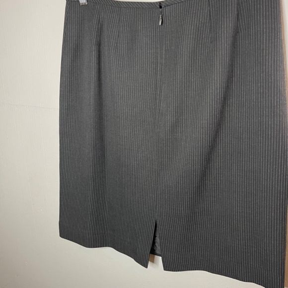 Tahari 2-piece Suit Size 10 - Picture 11 of 11